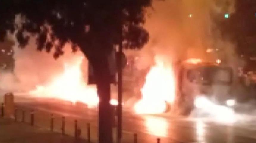 Kaza sonrası çıkan yangında korku dolu anlar! Canlarını zor kurtardılar