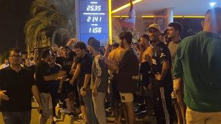 Trabzonspor taraftarı FC Kopenhag’ın kaldığı otel’in önüne akın etti