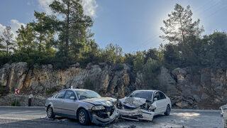 Antalya'da iki otomobilin çarpıştığı kazada 6 kişi yaralandı