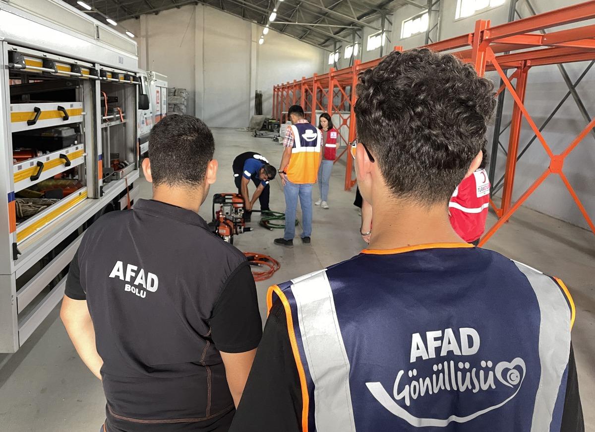 Bolu'da Kızılay g&ouml;n&uuml;ll&uuml;s&uuml; gen&ccedil;lere afet bilinci eğitimi verildi
