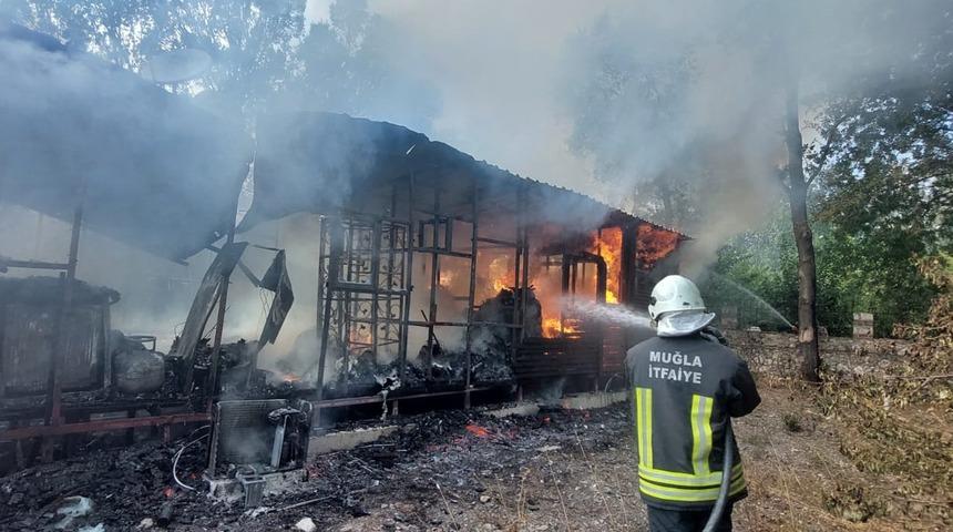 Fethiye'de bungalovda &ccedil;ıkan yangın s&ouml;nd&uuml;r&uuml;ld&uuml;