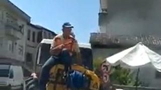 Vezirköprü Belediyesi’nin ilaçlama yöntemi sosyal medyada alay konusu oldu