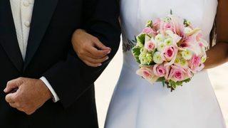 Kayınvalidesi kıyafet seçimiyle gelini gölgede bıraktı! Gelin sosyal medyadan yardım istedi