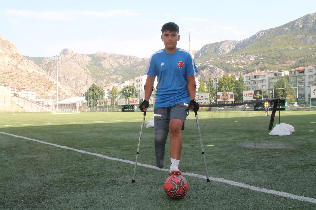 Tren kazasında ayağını kaybeden futbolcu Eren, Ampute Gen&ccedil; Milli Takımı'na se&ccedil;ildi