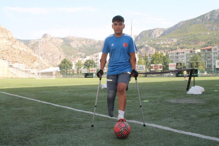 Tren kazasında ayağını kaybeden futbolcu Eren, Ampute Genç Milli Takımı'na seçildi G1