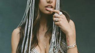 Bunu hep yapıyor! Eski yetişkin film yıldızı Mia Khalifa, iç çamaşırı giymeden pijama üstünün düğmelerini açıp poz verdi