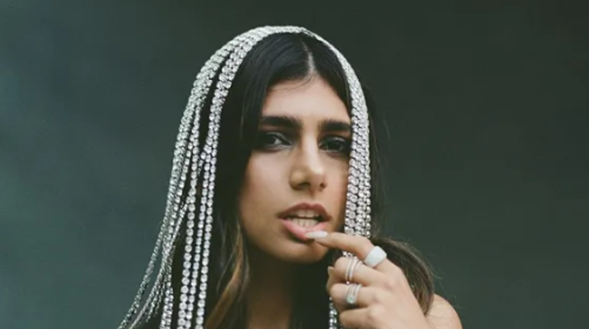 Bunu hep yapıyor! Eski yetişkin film yıldızı Mia Khalifa, iç çamaşırı giymeden pijama üstünün düğmelerini açıp poz verdi