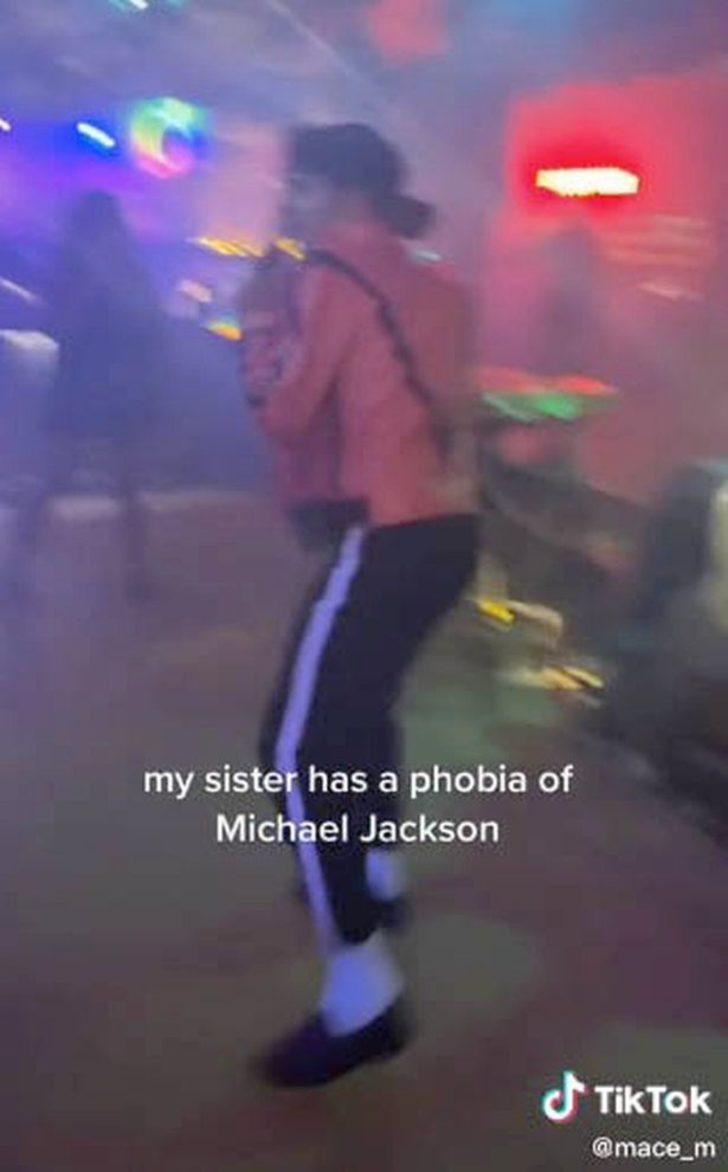 'Michael Jackson fobisi' olan kadın, ünlü sanatçının taklitçisini görünce gözyaşlarına hakim olamadı G2