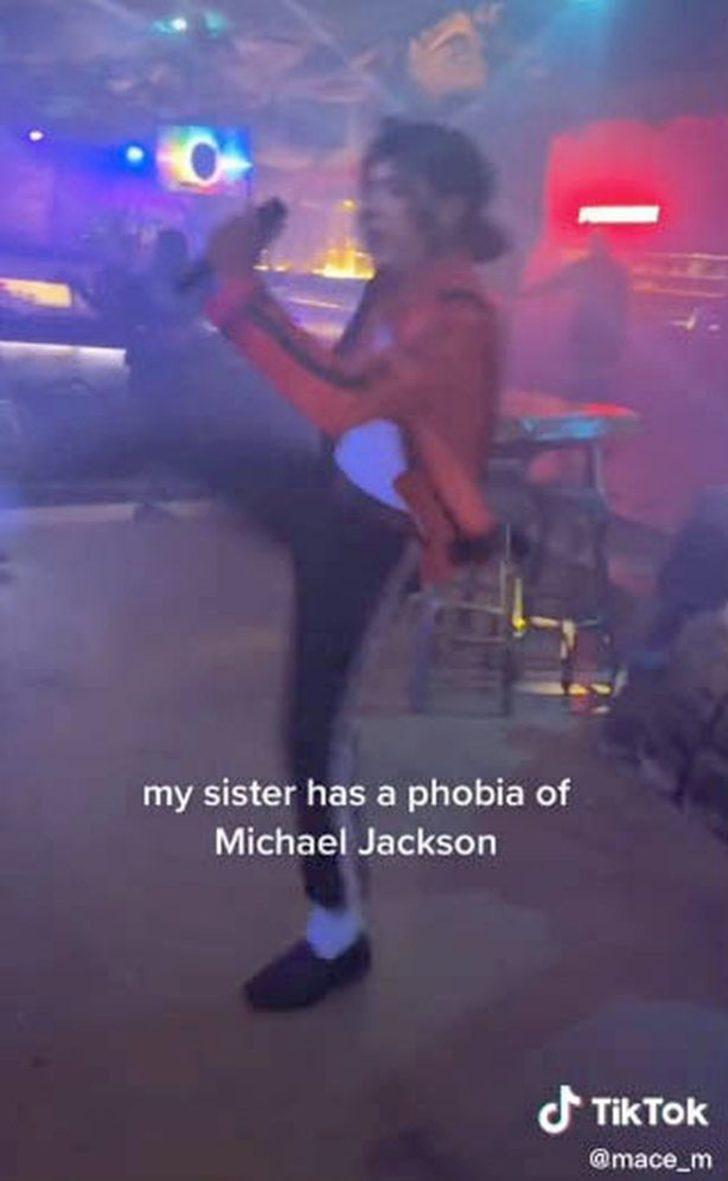 'Michael Jackson fobisi' olan kadın, ünlü sanatçının taklitçisini görünce gözyaşlarına hakim olamadı G3