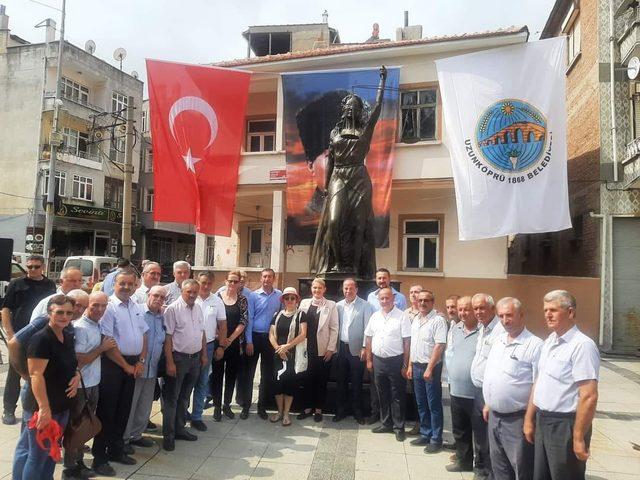 Edirne'nin Uzunköprü ilçesinde tahrip edilen Adalet Anıtı'nın yerine yenisi yaptırıldı