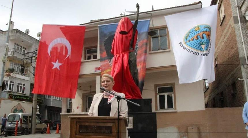 Edirne'nin Uzunköprü ilçesinde tahrip edilen Adalet Anıtı'nın yerine yenisi yaptırıldı