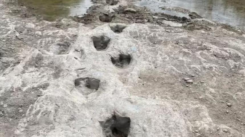 Kuraklık 113 milyon yıllık dinozor ayak izlerini ortaya çıkardı