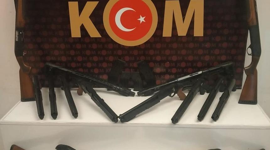 Konya'da kargoyla silah kaçakçılığı yaptığı öne sürülen 2 şüpheli yakalandı