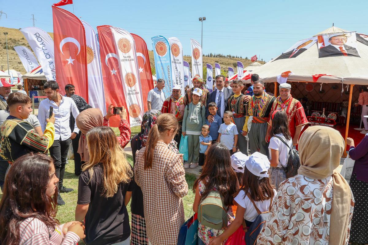 Malazgirt Zaferi'nin 951. yıl d&ouml;n&uuml;m&uuml; etkinlikleri Ahlat'ta yoğun katılımla s&uuml;r&uuml;yor