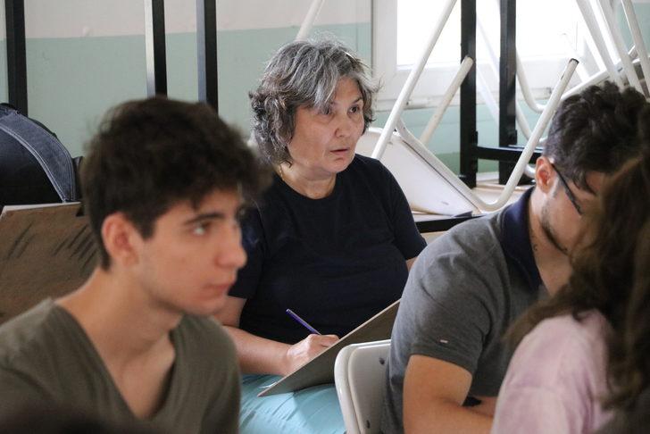 İşçi emeklisi kadın, öğretmenlik hayali için yetenek sınavında ter döktü G1