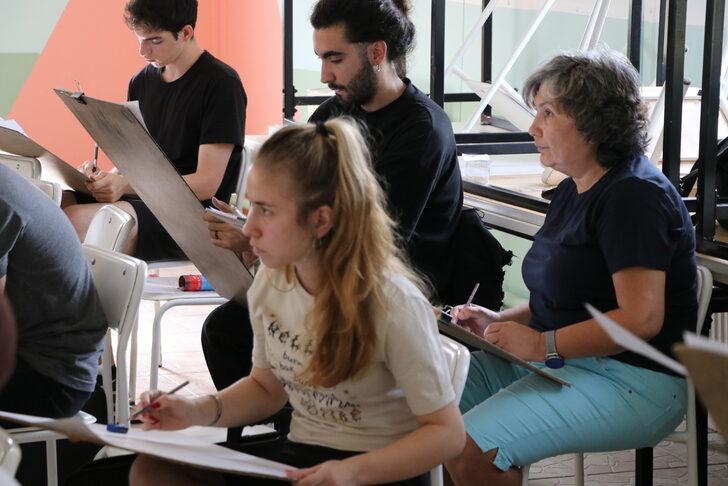 İşçi emeklisi kadın, öğretmenlik hayali için yetenek sınavında ter döktü G3