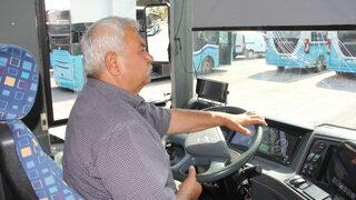 Hatay'da trafik tartışmasında halk otobüsünün camlarını kıran sürücü kameraya yansıdı