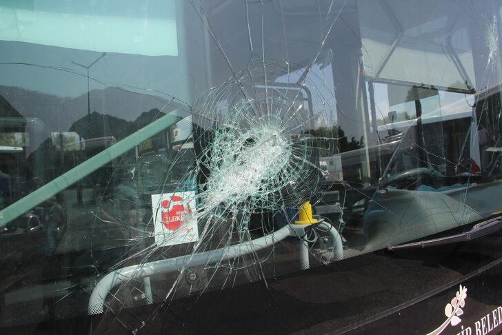 Hatay'da trafik tartışmasında halk otobüsünün camlarını kıran sürücü kameraya yansıdı G3