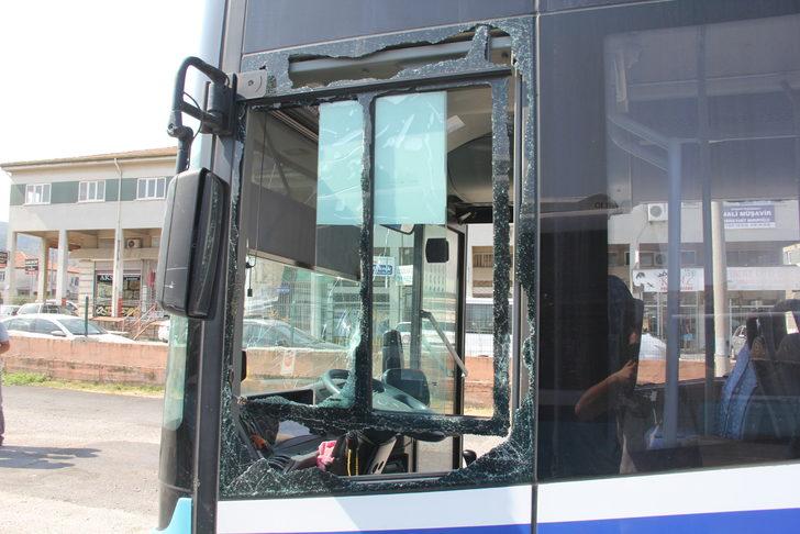 Hatay'da trafik tartışmasında halk otobüsünün camlarını kıran sürücü kameraya yansıdı G5