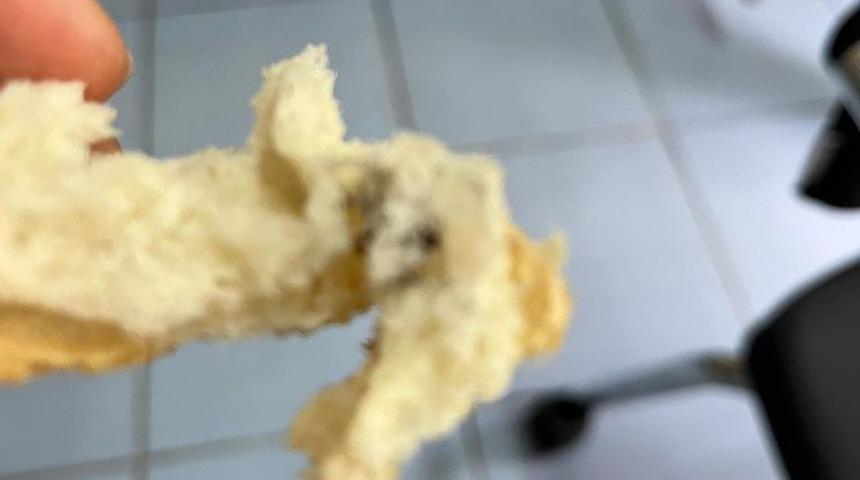 Hafif yemek isteyip ekmek aldılar! İş arkadaşları yemek yerken şok geçirdi