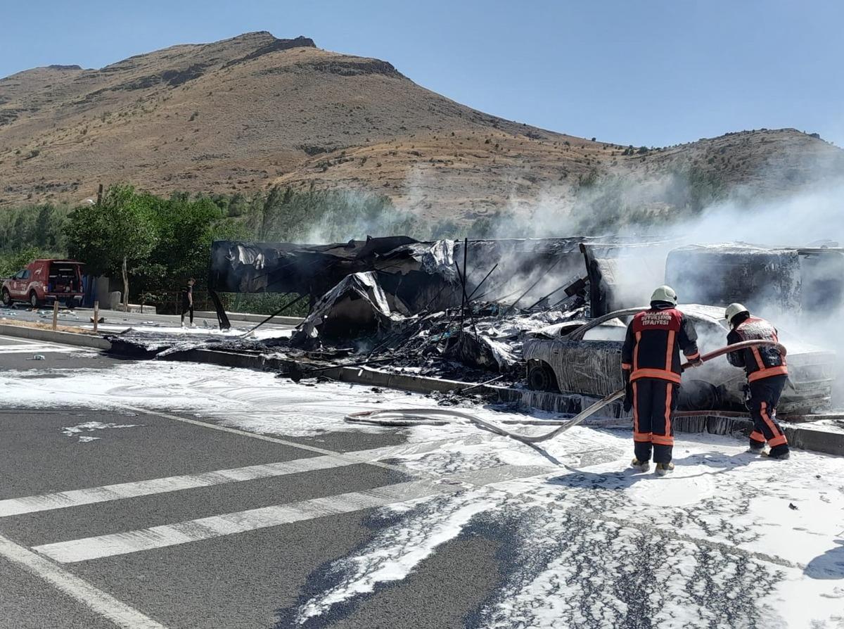 Malatya'da tır ile otomobilin &ccedil;arpıştığı kazada 5 kişi yaralandı