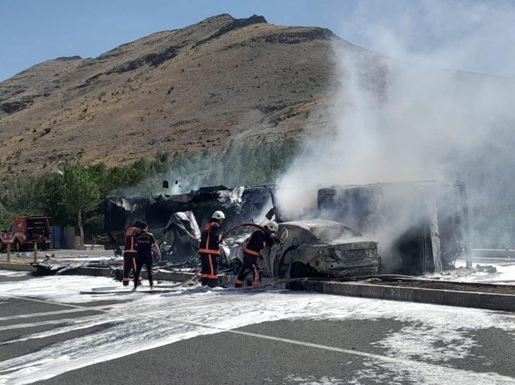 Malatya'da tır ile otomobilin çarpıştığı kazada 5 kişi yaralandı G3