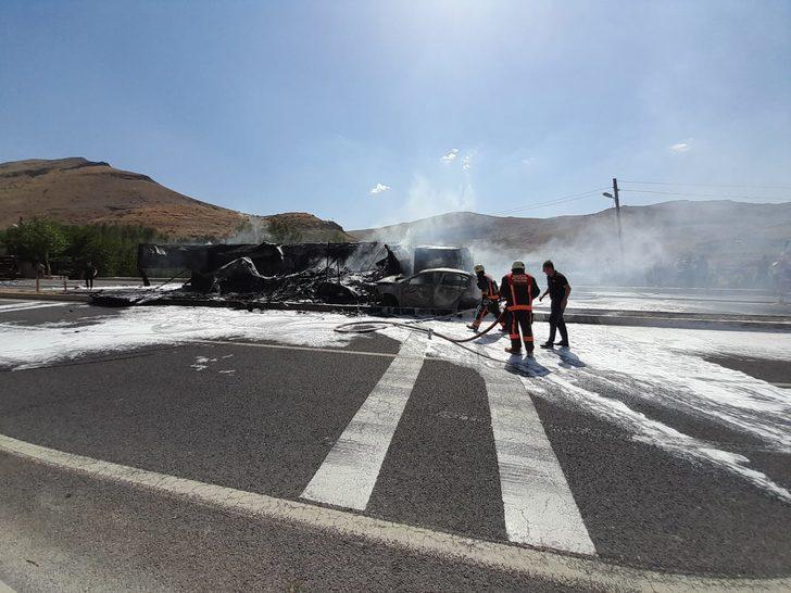 Malatya'da tır ile otomobilin çarpıştığı kazada 5 kişi yaralandı G4
