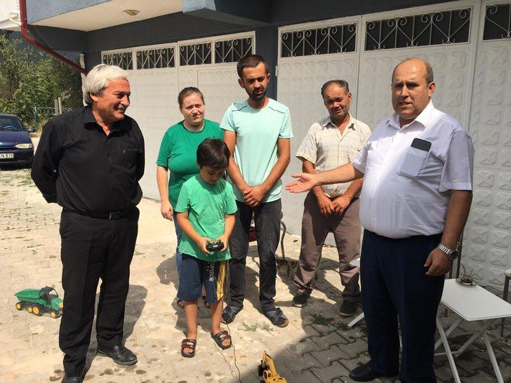 Bilecik'te kaybolduktan sonra Sakarya'da bulunan çocuk, ailesiyle Vali Kızılkaya'yı ziyaret etti G2