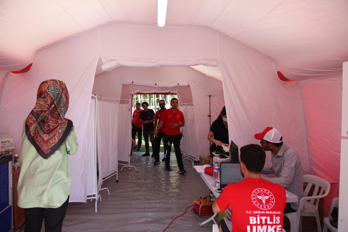 Sağlık ekipleri, Malazgirt Zaferi etkinlik alanında sahra &ccedil;adırları ve mobil ekiplerle hizmet veriyor