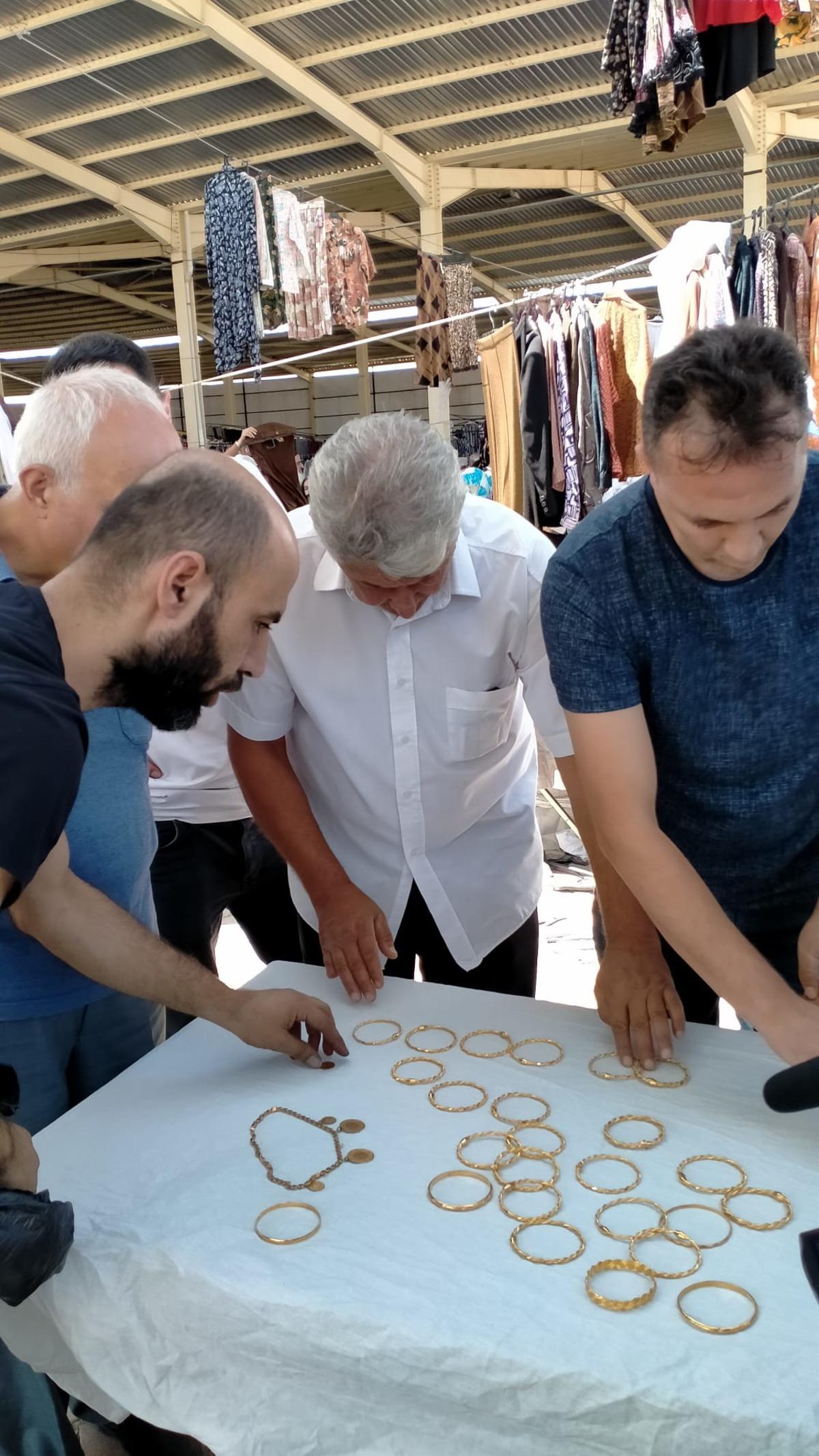 Satın aldığı d&uuml;kkanda bulduğu 1 kilograma yakın altını sahibine ulaştırdı