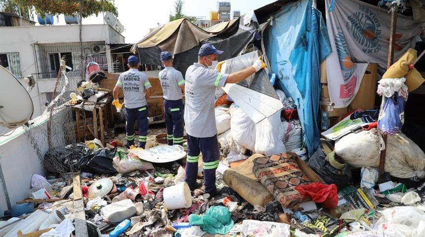 Mersin'de iki katlı binadan 3 kamyon çöp çıktı