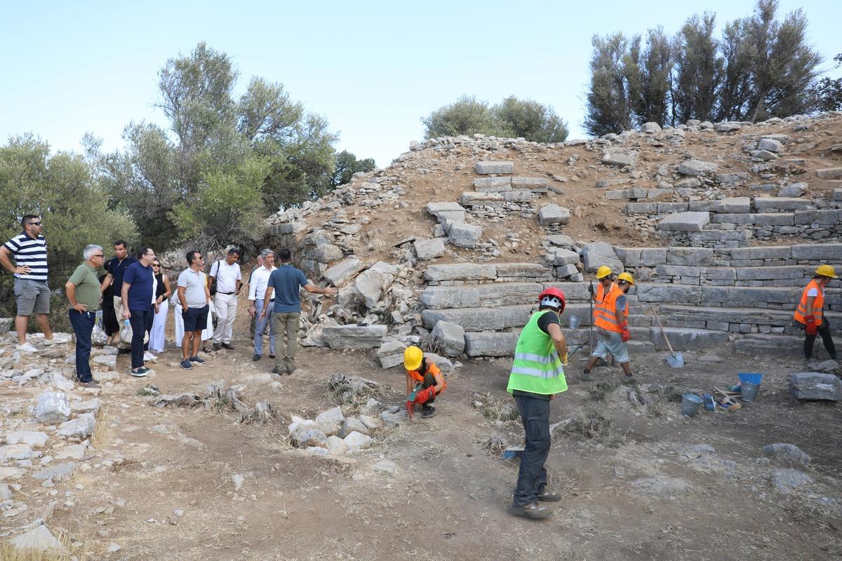 Amos Antik Kenti'nde tiyatro g&uuml;n y&uuml;z&uuml;ne &ccedil;ıkarılıyor