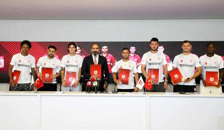 Demir Grup Sivasspor, 7 futbolcu için toplu imza töreni düzenledi G2