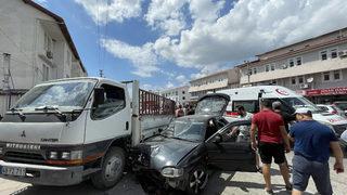 Muğla'da 3 kişinin yaralandığı kaza anı güvenlik kamerasında