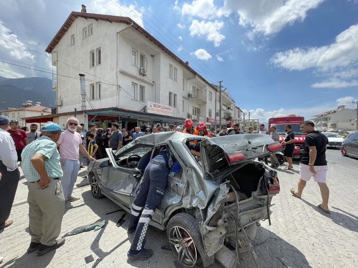 Muğla'da 3 kişinin yaralandığı kaza anı güvenlik kamerasında G5