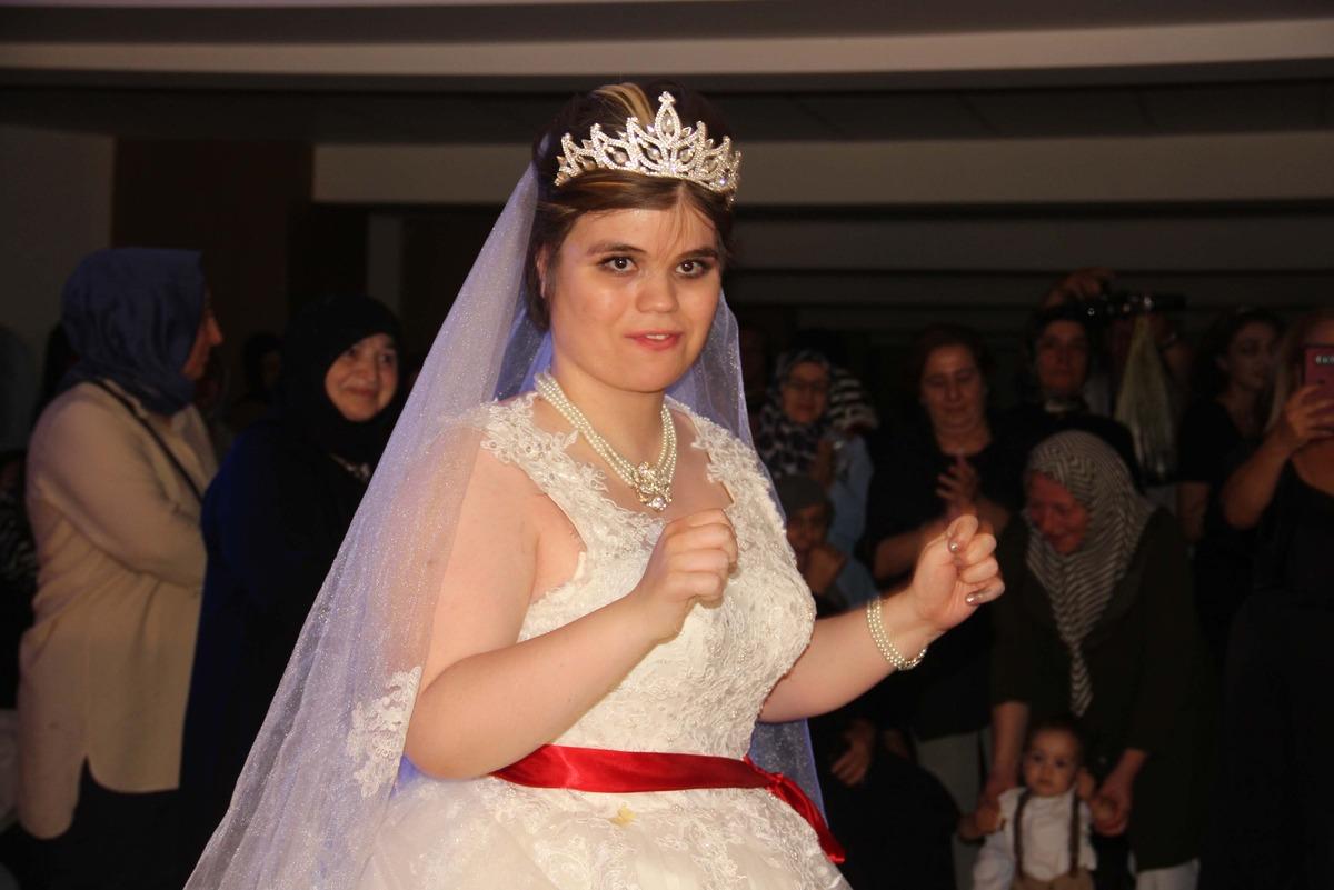 K&uuml;tahya'da otizmli gen&ccedil; kız i&ccedil;in temsili d&uuml;ğ&uuml;n yapıldı