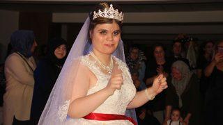 Kütahya'da otizmli genç kız için temsili düğün yapıldı