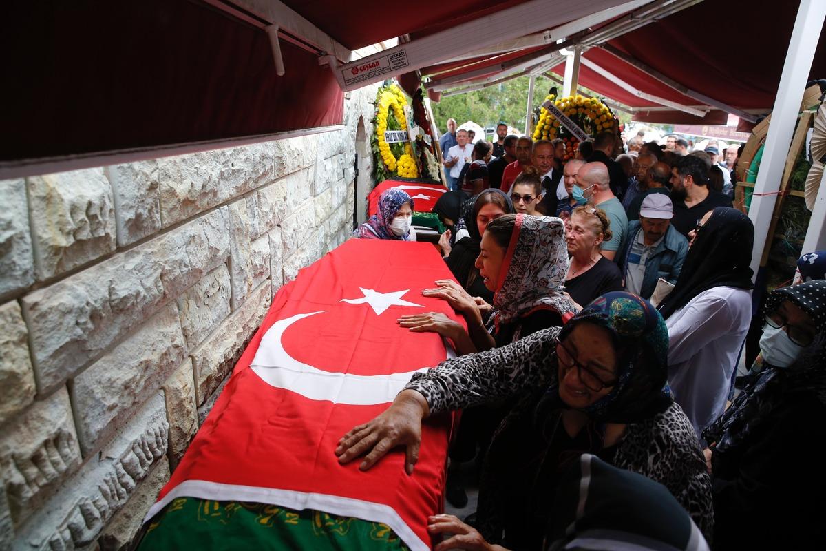 Balıkesir'de kazada hayatını kaybeden iş insanı ve eşi Eskişehir'de toprağa verildi