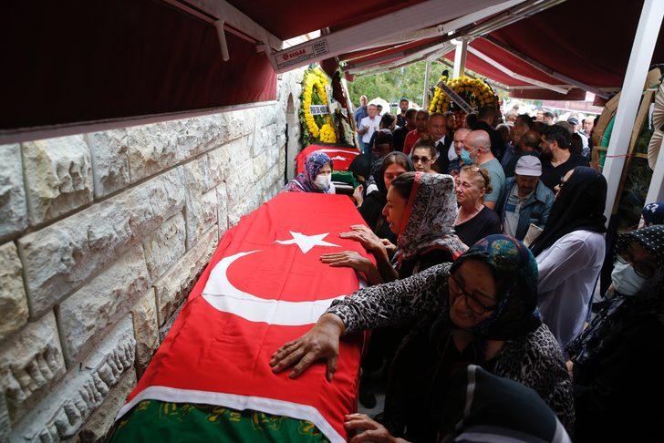 Balıkesir'de kazada hayatını kaybeden iş insanı ve eşi Eskişehir'de toprağa verildi G1