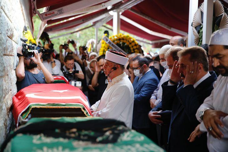 Balıkesir'de kazada hayatını kaybeden iş insanı ve eşi Eskişehir'de toprağa verildi G3