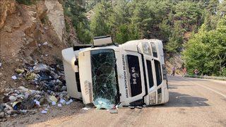 Adana'da devrilen tırın sürücüsü yaralandı