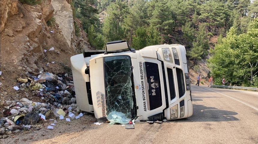 Adana'da devrilen tırın sürücüsü yaralandı