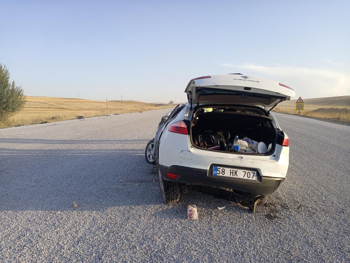 Sivas'ta devrilen otomobildeki polis memuru yaralandı