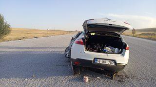 Sivas'ta devrilen otomobildeki polis memuru yaralandı