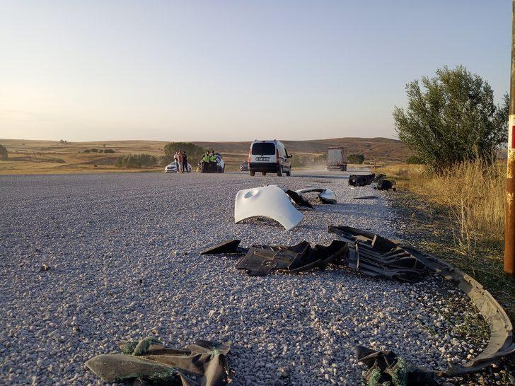 Sivas'ta devrilen otomobildeki polis memuru yaralandı G3