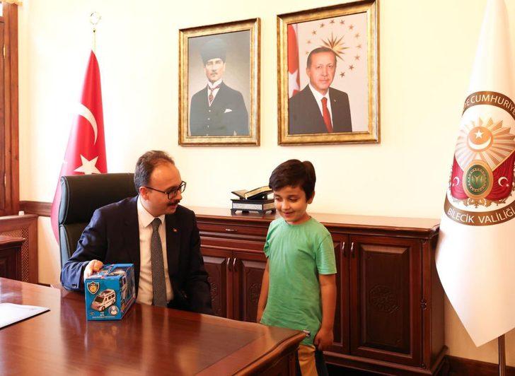 Bilecik'te kaybolduktan sonra Sakarya'da bulunan çocuk, ailesiyle Vali Kızılkaya'yı ziyaret etti G4
