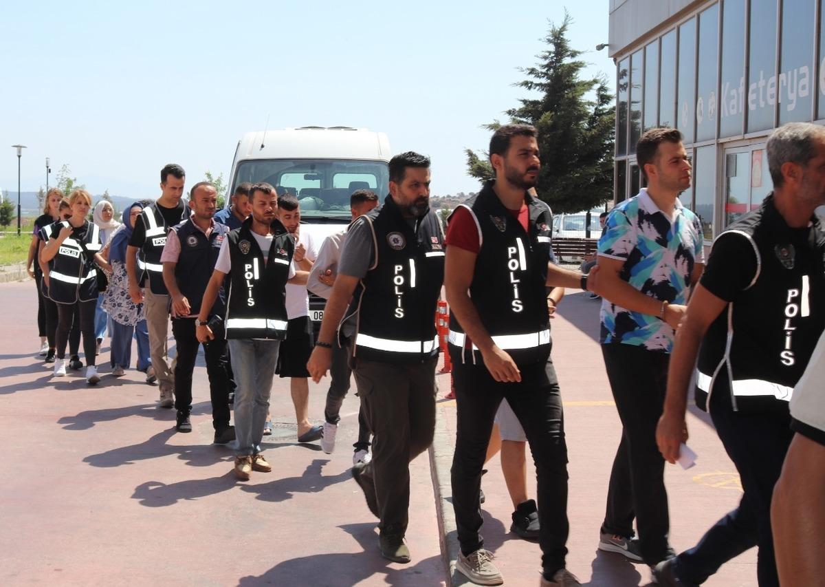 Yunanistan'a ka&ccedil;arken Ayvalık a&ccedil;ıklarında yakalanan 4 FET&Ouml; ş&uuml;phelisi tutuklandı