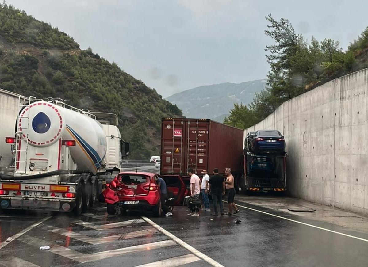 Manisa'da zincirleme trafik kazasında 5 kişi yaralandı