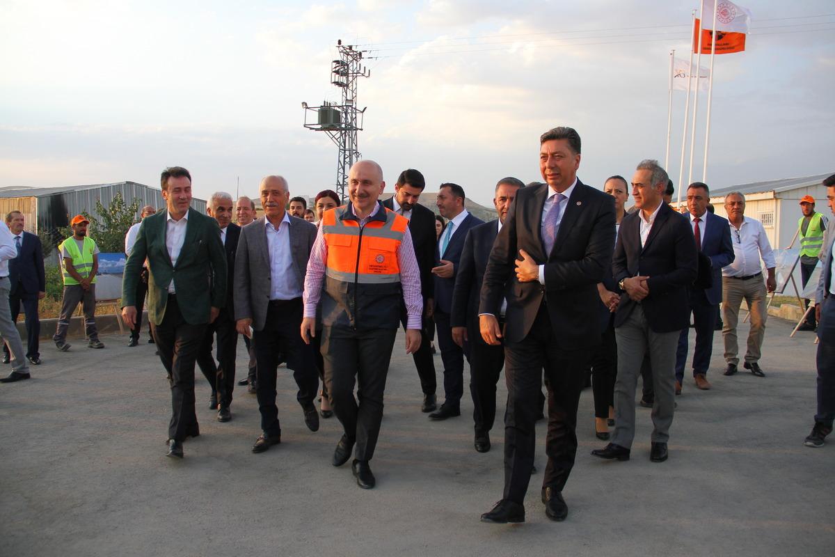 Bakan Karaismailoğlu, Kırşehir'de otoyol şantiyesinde konuştu: