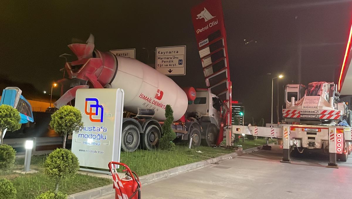 Pendik'te petrol istasyonunun tabelasına &ccedil;arpan beton mikserinin s&uuml;r&uuml;c&uuml;s&uuml; yaralandı